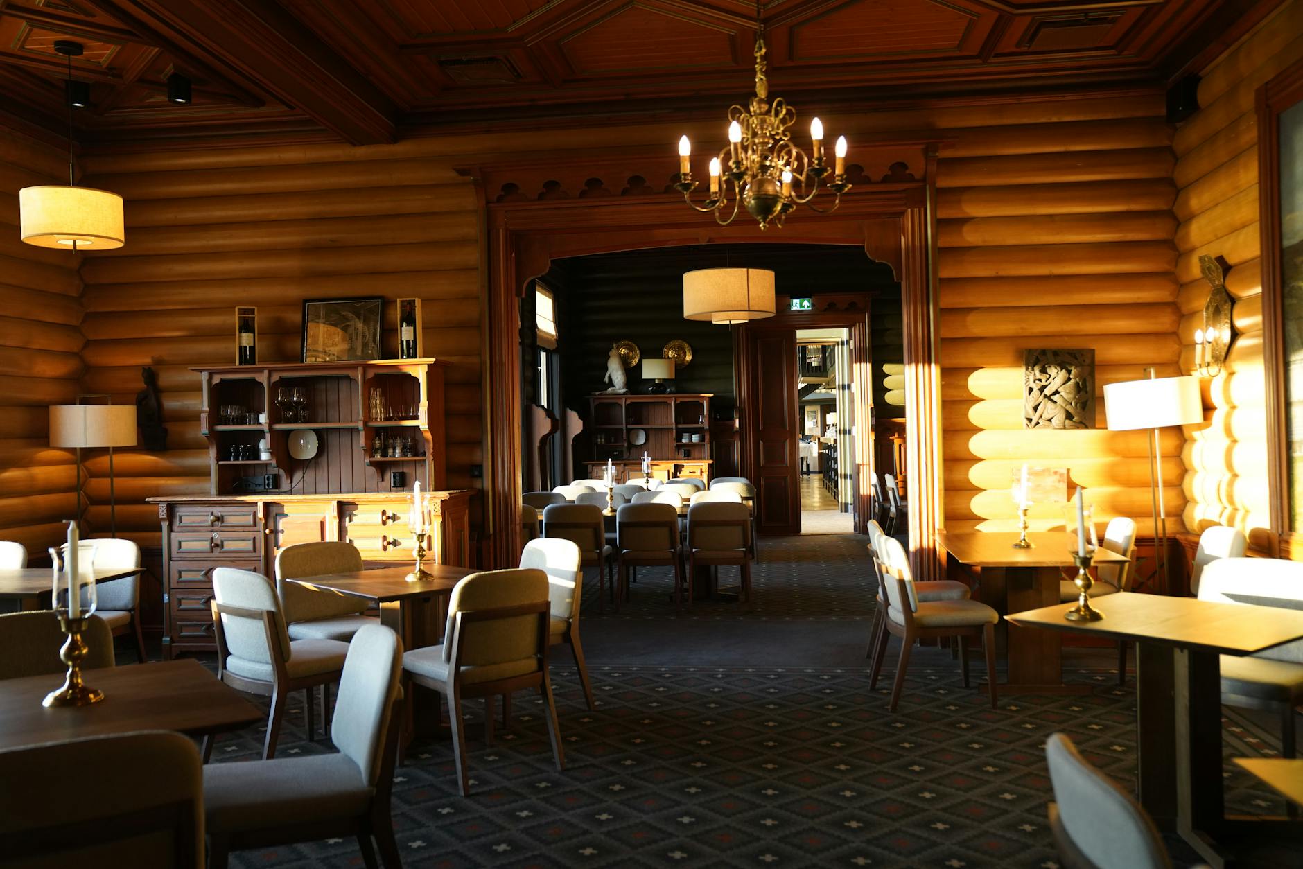 Útulný interiér brněnské restaurace Reštyka v Jobsku s prostřenými stoly